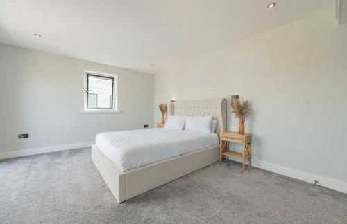 Modern 5 Bedroom Luxury Home with Sea Views and Hot Tub - Photo 27