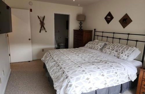 Mt Snow Condo with Pool Mountain Views Half Mile to Mtn - Photo 16