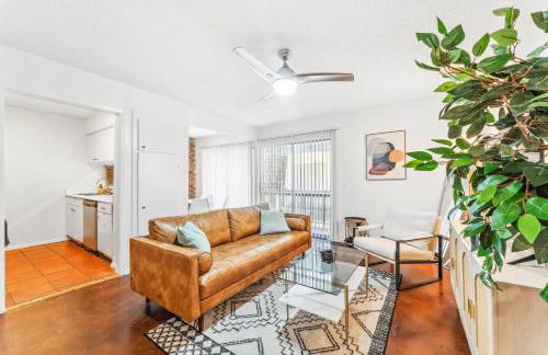 Heart of SoCo 2BR and 1BR King Suites with Free Parking, Pool, and Laundry Center - Foto 31