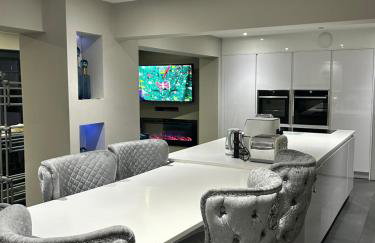 Large Modern Family Home in Murrayfield - Very close to City Centre - 10 mins by Direct Bus - Private Driveway & Garden - Foto 3