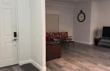Newer Construction Home in Port Richey 3BR 2BA Bright with High Ceilings, Screened Lanai & Lake View, Fully Furnished, Conveniently Located on a Corner Lot with No Front Neighbors, Short Walk to US-19, Shops & Restaurants - Foto 14
