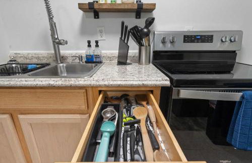 6 Min to North Hills - Private deck - In Unit Washer and Dryer - Foto 16