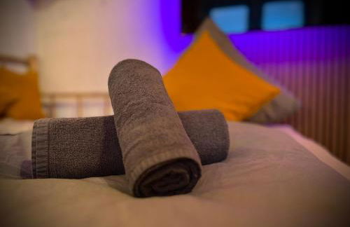 Stay by Home Deluxe Apartment WiFi-PS4-TV-Loft-Bath-Kitchen - Foto 10