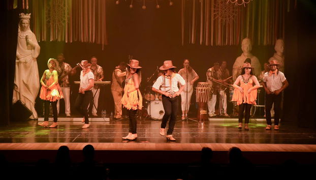 Vari ballerini con cappelli in stile cowboy