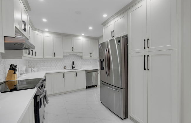 Beautiful House - On A Quiet Street - Photo 26