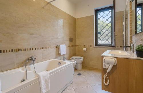 Free parking 5 minutes from the bus stop - Foto 4