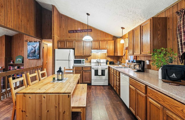 Mohegan by Avantstay Private Dock + Firepit Community Pool + Beach - Photo 9