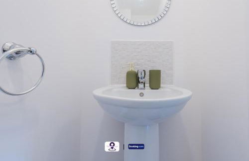 Last-Minute Escapes ! Summer Days l RTM Stay l 4 -Bed House By Finesse Stays Short Lets & Serviced Accommodation Wakefield With Parking, Contractors - Foto 48