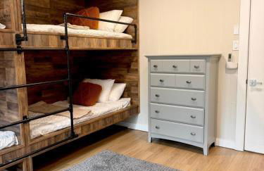 Pocono Chalet,Hot Tub,Arcade,Fireplace, Lake,Pool, Pet friendly, near Jim Thorpe No extra fees to use amenities - Foto 62