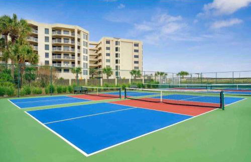 Fun cozy beach retreat! Steps to beach, heated pool & pickleball - Foto 9