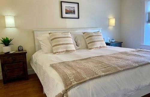 4 King Suites, Downtown, Outlets, Beach, Historic - Photo 16