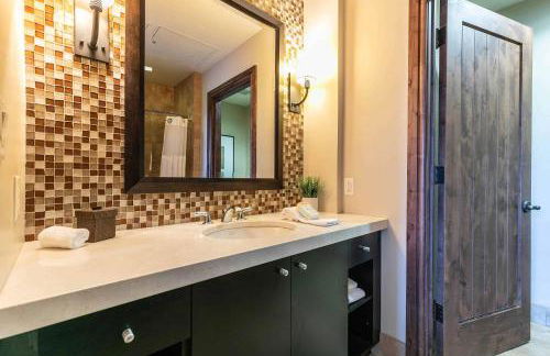 One Village Place 502 by East West Hospitality - Foto 25