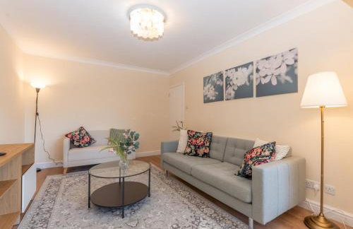 Pass the Keys Stunning Spacious Chessington Gem with Parking - Photo 9