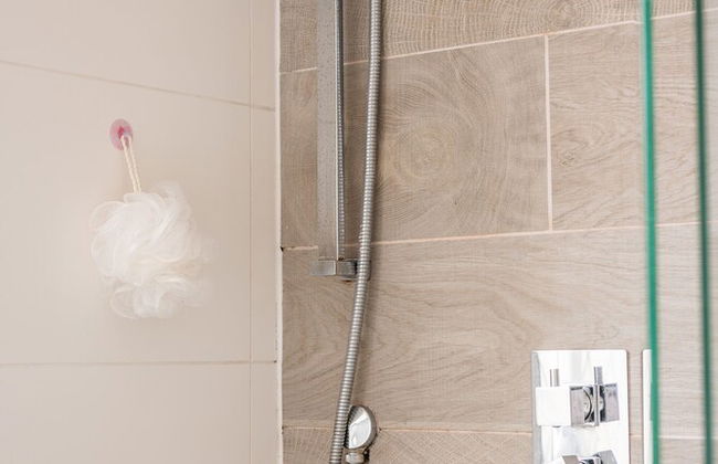 Contemporary Bright House 20 Min To Manc - Photo 26