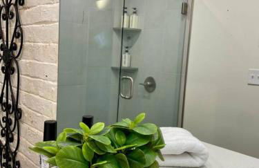 4 King Suites, Downtown, Outlets, Beach, Historic - Photo 31