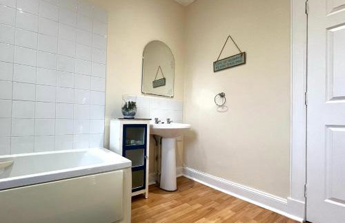 Spacious 2-Level Home by the Beach & Transport - Foto 16