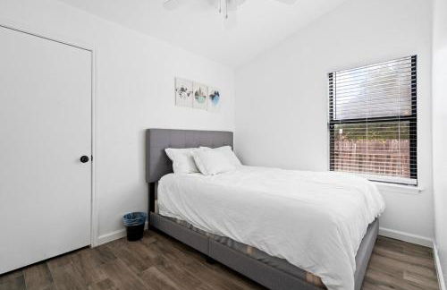 Spacious Family Home in Round Rock w Private Yard - Photo 17