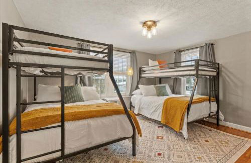 5 Mins to UND - Cozy 4BD with BBQ & Pool Table - Foto 8