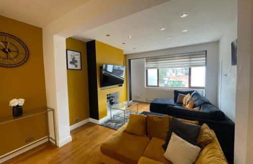 5 Bed Haven - Off Street Parking - Pool Table - Photo 17