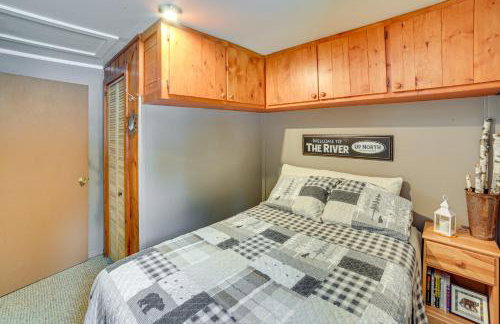 Ice Fish and Snowmobile Riverfront Manistique Cabin - Foto 17