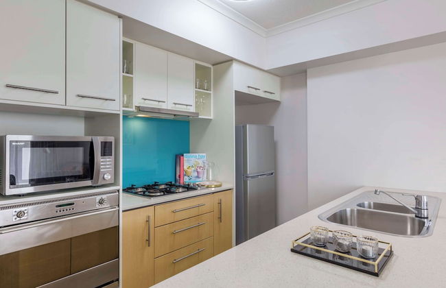 Oaks Brisbane River City Suites - Photo 16