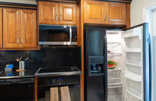 Spacious 3-Bedroom Villa with Heated Saltwater Pool and Fenced Yard in Oakland Park - Foto 48