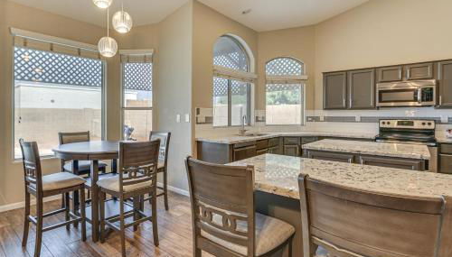 Game Room and Backyard Oasis Avondale Group Getaway - Foto 4