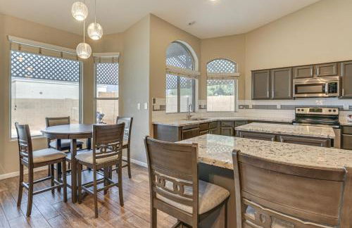 Game Room and Backyard Oasis Avondale Group Getaway - Foto 4