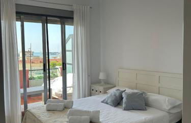 Frente al puerto y junto a la playa del Arenal - Foto 1