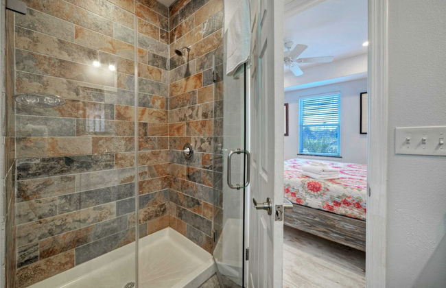 6bdr, Balcony w/ Bay View, Shared Pool + Boat Dock Keeper Red by Avantstay - Foto 20