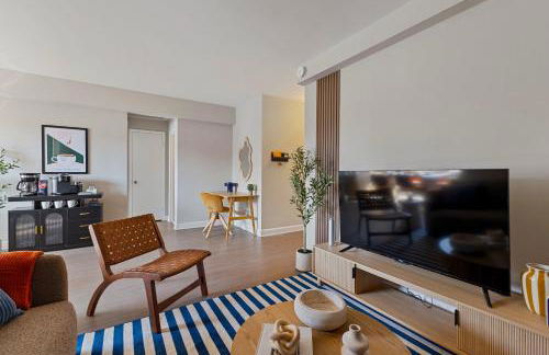 CASA Arlington Suite with Top-Tier Amenities & Parking - Foto 40