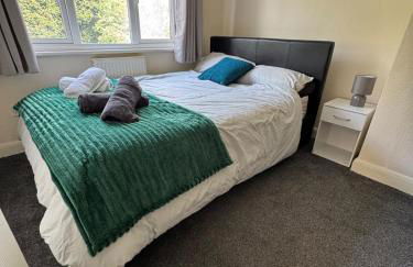 Modern 3-Bed Home with Parking & Garden Wolverhampton - Photo 13