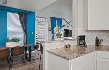 Upstay Stylish 4BR Getaway in Vibrant East Austin - Foto 12