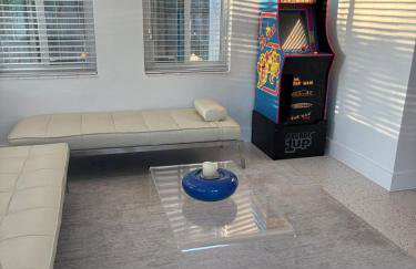 Mid-Century with Outdoor Oasis - Foto 19