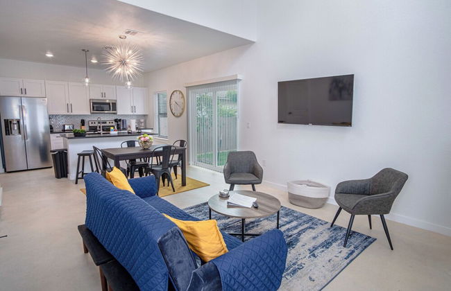 Elevate Your Stay at 3br/2.5ba Downtown Gem! - Foto 1