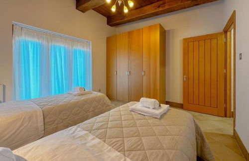 Private Pool & Jacuzzi with View by Host Hero - Foto 10