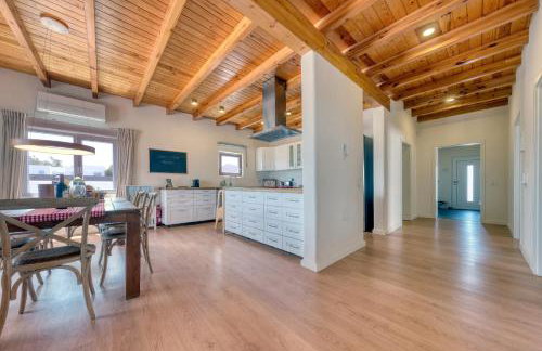Chalet Emily Alpine Chic with Hot Tub and Ocean View By Lanzarote Vacation Homes - Foto 43