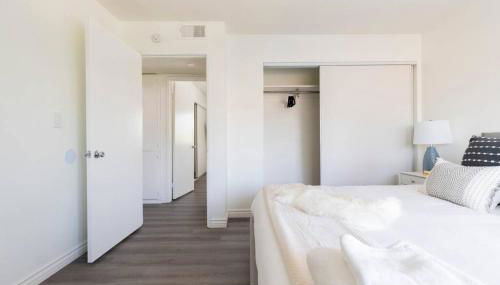 Modern 2BR Condo with King Bed & Balcony near LA - Foto 3