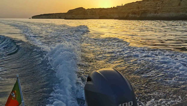 Atardecer en barco por las cuevas de Benagil