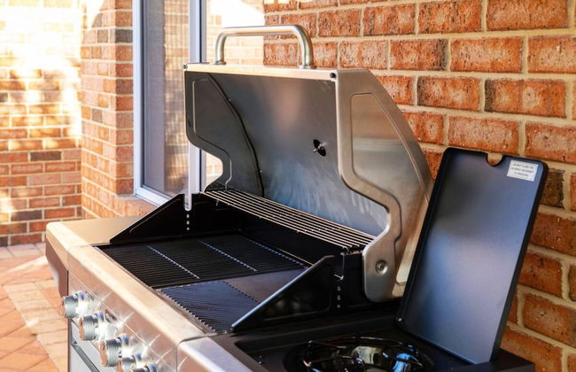 Idyllic Modern Scarborough Home Fireplace BBQ - Foto 30