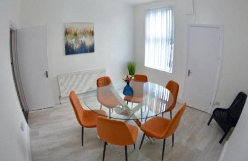 Spacious 4 Bed 4 Bath Stay with Free Parking - Foto 21