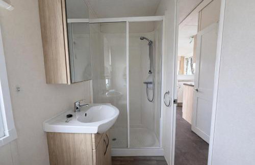 Stunning 8 Berth Caravan With Decking, Ref 71012P - Photo 18