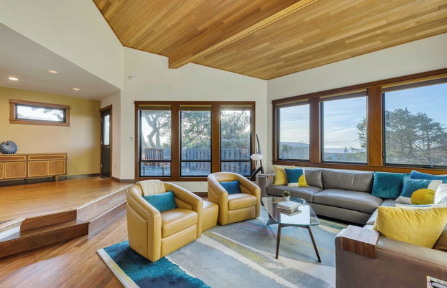 Half Block to Beach w/ Oceanview, Patio + Balcony The Shore Pine by Avantstay - Foto 1