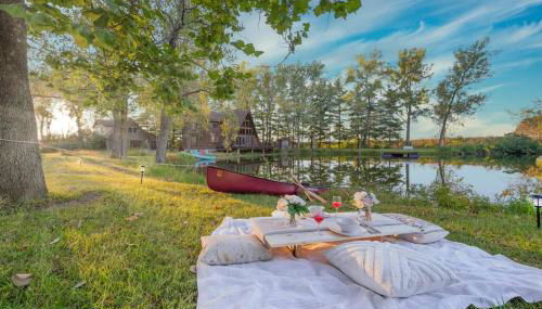 Secluded Waterfront A-Frame Cabin w/ Pvt Lake - Foto 3