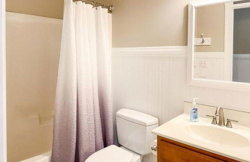 Exquisite home with pool, enclosed yard, fireplace, central AC, & washer/dryer - Foto 30