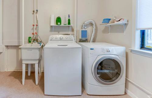 Lakefront Retreat with Views and Decks and Fire Pit - Foto 63