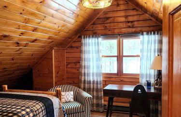 Stylish Forest Lodge with Large Hot Tub, Firepit and Fireplace minutes to Gore Mountain - Foto 46