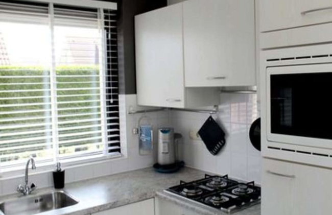 Appealing Bungalow With Garden - Photo 24