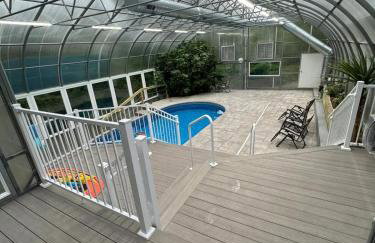 Majestic Cottage Estate with Indoor Heated Pool - Foto 8