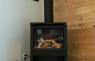 Luxe Modern Cabin with Pond, Fire Pit, Hiking, near Bethel Woods - Foto 7